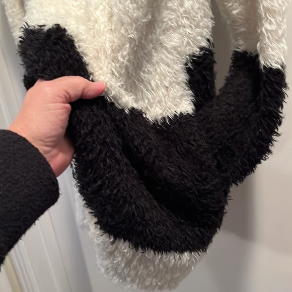 Oversized fuzzy snap front cardigan - wool blend. Elizabeth and James. ADORABLE - Picture 6 of 7